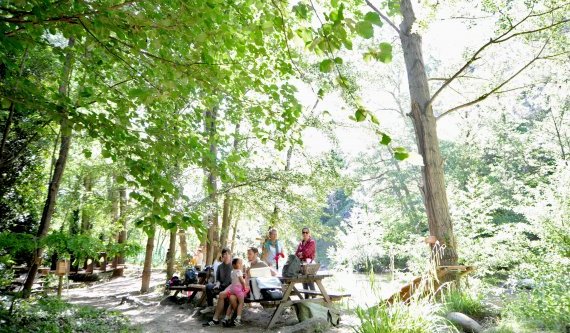 Tables de pique nique au bord de la rivière au parc de loisirs Extérieur Nature