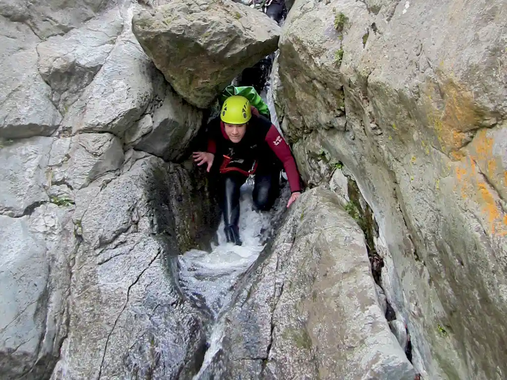 Canyoning en eau chaude dans les Pyrénées